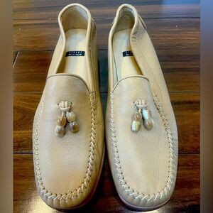 NWOB Stuart Weitzman Tan Flats with Sleek Design Size 9.5